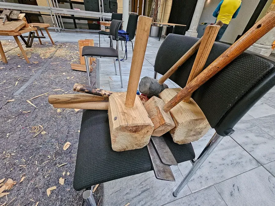 Workshop Lärchenschindeln: Praxisarbeit am Übungsdach