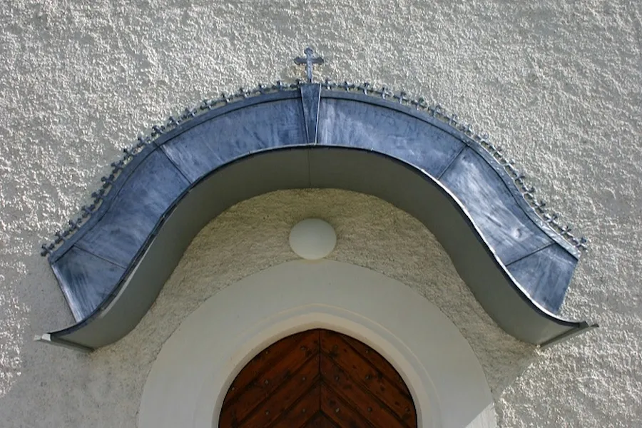 Detail einer Bleiabdeckung an einem Turm