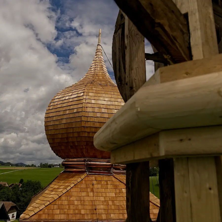 Kirchturm mit Holzschindeln gedeckt