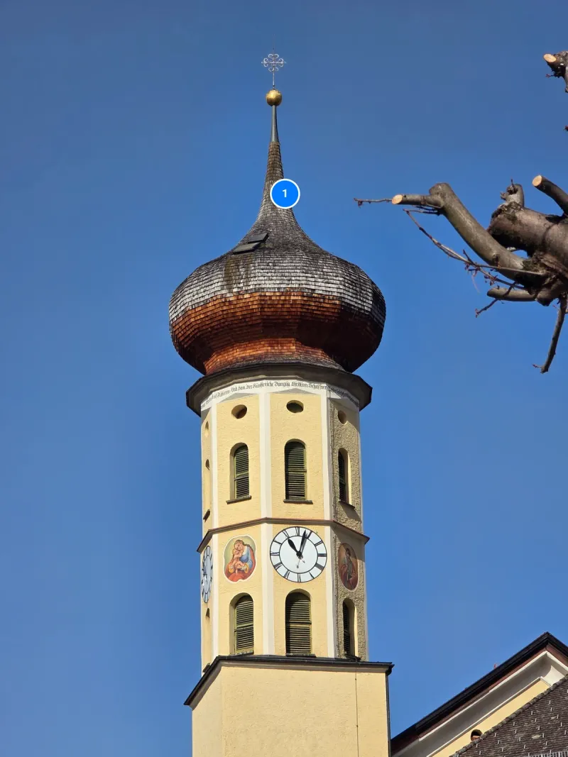 Kirchturm und Fassade der Pfarrkirche Schruns